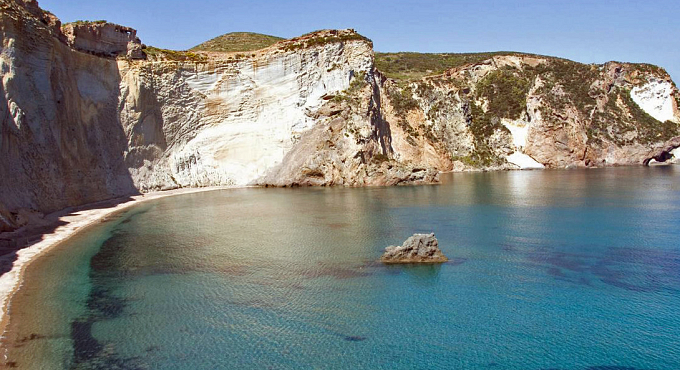 La spiaggia di Chiaia di Luna a Ponza