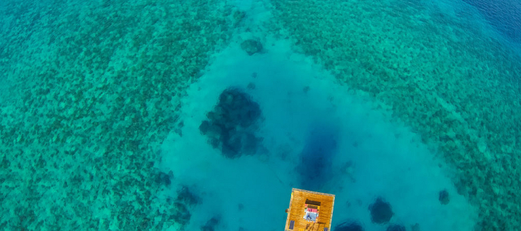 Dormire a quattro metri sott’acqua nella “stanza acquario” a Pemba